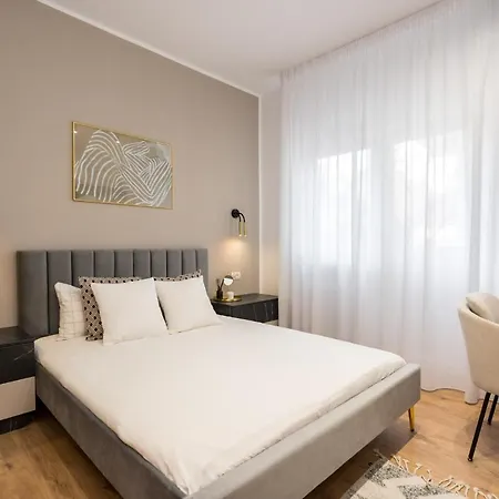 Apartment Crystal 3bdr In Center Bukarest