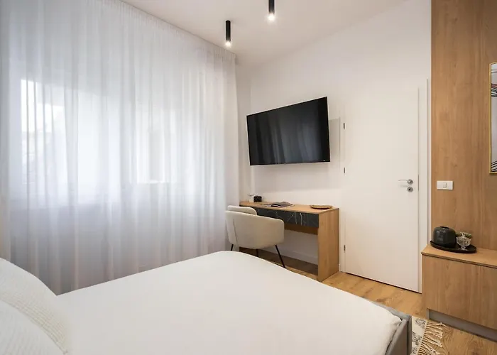 Crystal 3bdr In Center Daire