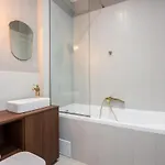 Crystal 3bdr In Center 아파트