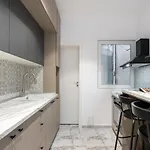 Crystal 3bdr In Center 아파트