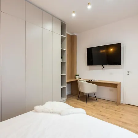 Crystal 3bdr In Center