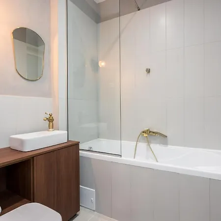 Crystal 3bdr In Center Apartment