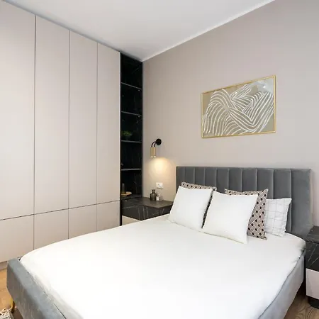 Crystal 3bdr In Center