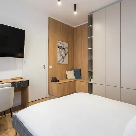 Crystal 3bdr In Center