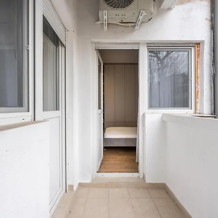 Crystal 3bdr In Center