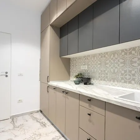 Crystal 3bdr In Center