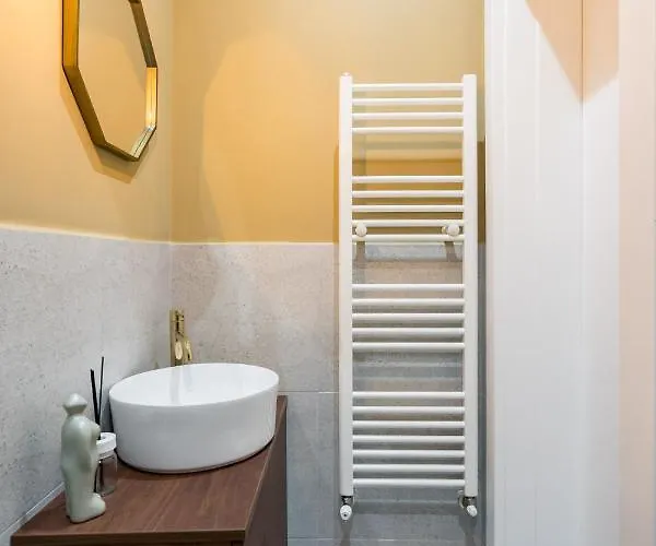 Crystal 3bdr In Center Apartman *