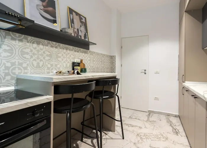 Crystal 3bdr In Center