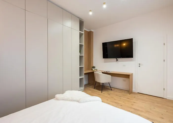 Crystal 3bdr In Center