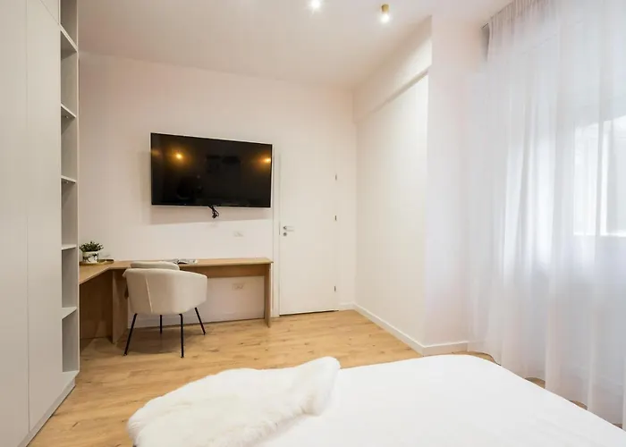 Crystal 3bdr In Center Apartment *