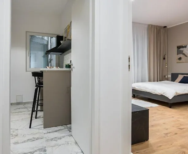 Crystal 3bdr In Center Apartment