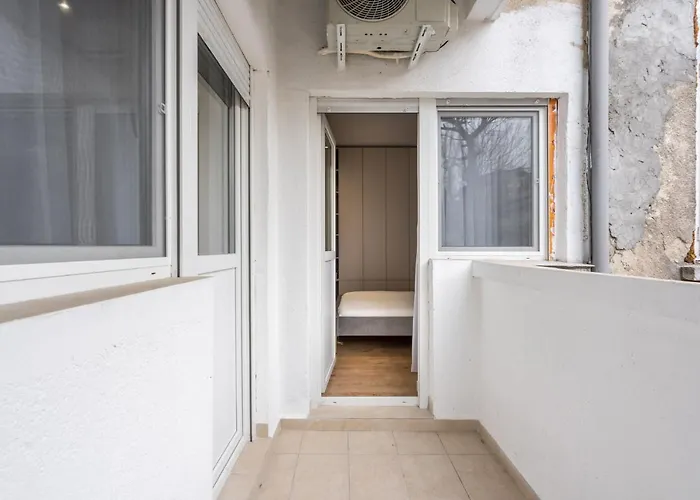 Crystal 3bdr In Center