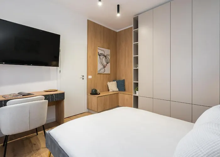 Crystal 3bdr In Center