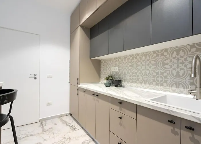 Crystal 3bdr In Center